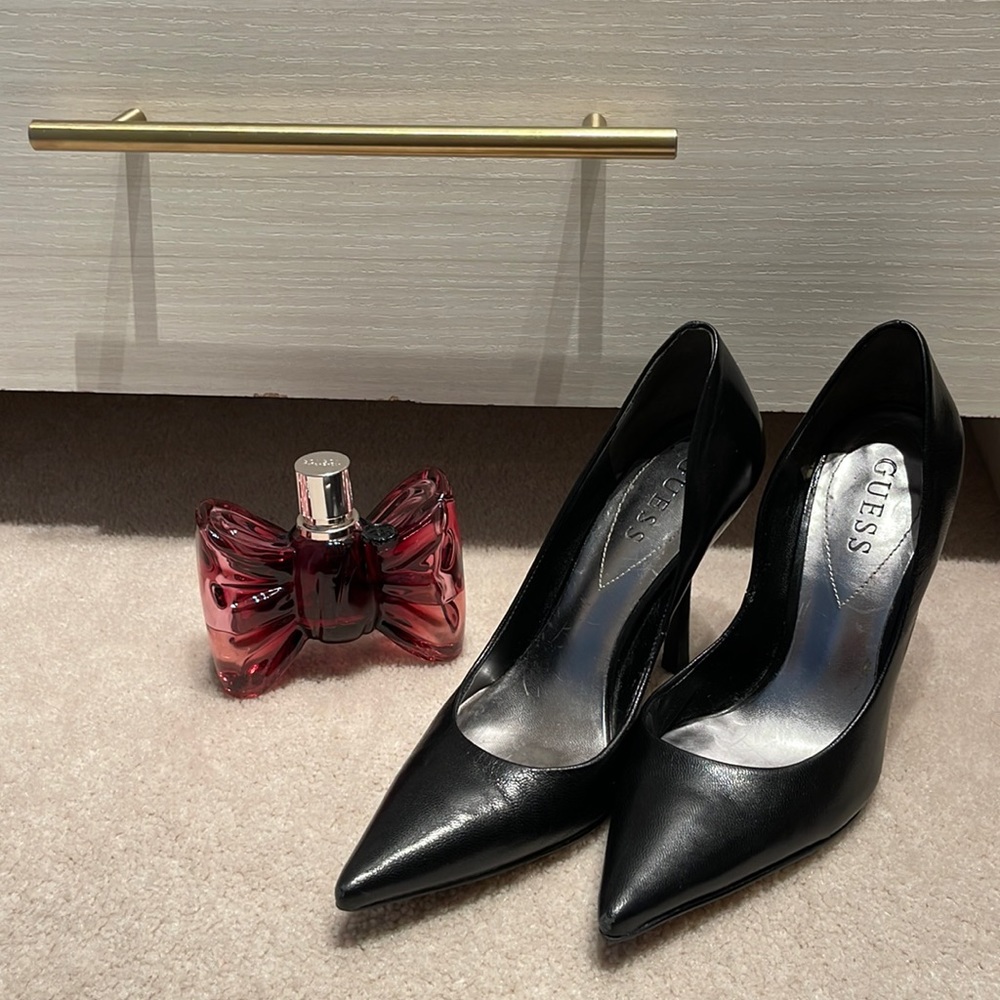 Pointed toe GUESS stilettos. Black leather size 6